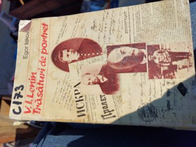 Vand cartea Trasaturi de Portret