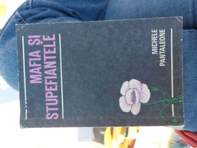 Vand cartea Mafia si stupefiantele